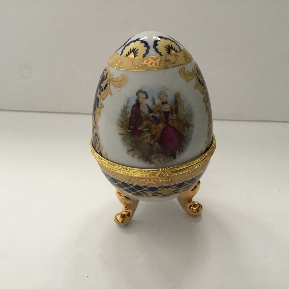 Egg shape trinket box. Vecceli. Italy